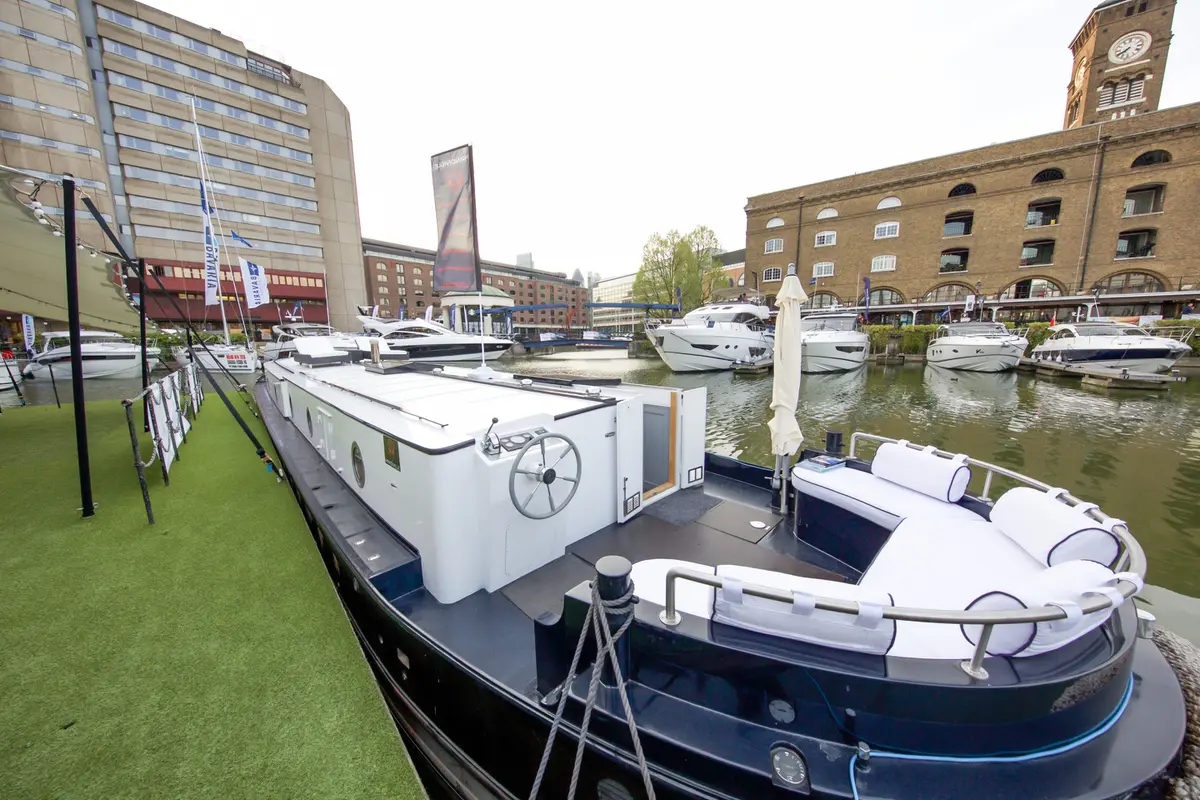Intip Suasana Rumah Perahu Mewah di London