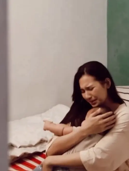 Indah Permatasari bersama buah hati. [Instagram/indahpermatas]