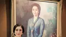 Bahkan di prosesi lamaran, Kusuma Puteri memilih tampilan yang mirip dengan sang nenek. Di momen lamaran, Kusuma Puteri mengenakan kebaya biru muda yang super cantik, berdiri di depan lukisan Mooryati Soedibyo yang dibalut kebaya biru serasi. Keduanya tampil elegan dan mirip sekali. [Foto: Instagram/kusumaputeri]