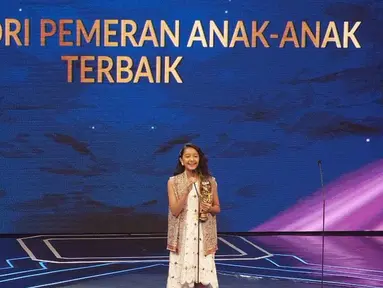 Terjun ke industri hiburan tahun 2018, Widuri Puteri tak hanya aktif di dunia seni peran tetapi juga di dunia tarik suara. Sukses di usia belia, lawan main Adhisty Zara di film Keluarga Cemara 2 ini banjir pujian dari publik. Bahkan di usianya yang masih 12 tahun, pemeran Ara di Keluarga Cemara 2 ini sudah meraih 3 penghargaan di ajang penghargaan musik dan penghargaan film. (Liputan6.com/IG/@widimulia)
