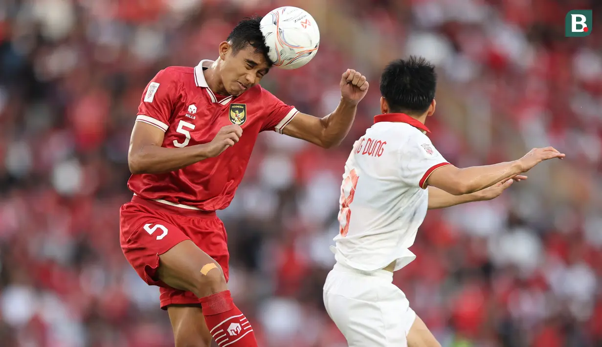 Pemain Timnas Indonesia, Rizky Ridho (kiri) berusaha menghalau bola dengaan sundulan dari ancaman pemain Vietnam, Do Hung Dung dalam laga leg pertama babak semifinal Piala AFF 2022 di Stadion Utama Gelora Bung Karno (SUGBK), Jumat (6/1/2023) sore WIB. (Bola.com/Bagaskara Lazuardi)
