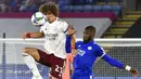 Bek Arsenal, David Luiz, berebut bola dengan pemain Leicester City, Kelechi Iheanacho, pada laga Piala Liga Inggris di Stadion King Power, Kamis (24/9/2020). Arsenal menang dengan skor 2-0. (AP Photo/Rui Vieira, Pool)