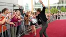 Lengan Keith Urban sempat tertarik saat Nicole Kidman menghampiri sejumlah penggemarnya di Bridgestone Arena, Nashville, Tennessee, (4/6/2014). (AFP/Rick Diamond)