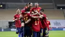 Para pemain Spanyol merayakan gol ke gawang Jerman pada laga UEFA Nations League di di Estadio Olimpico de Sevilla, Rabu (18/11/2020). Spanyol menang dengan skor 6-0. (AP/Miguel Morenatti)