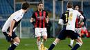 Gelandang AC Milan, Hakan Calhanoglu (tengah), menguasai bola di hadapan dua pemain Sampdoria dalam laga lanjutan Liga Italia 2020/21 pekan ke-10 di Luigi Ferraris Stadium, Minggu (6/12/2020). AC Milan menang 2-1 atas Sampdoria. (AFP/Andreas Solaro)