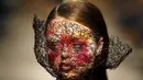 Seorang model wanita memakai busana rancangan desainer Valentim Quaresma selama acara Lisbon Fashion Week, Portugal, Sabtu (10/10/2015). Busana yang ditampilkan dalam acara ini merupakan koleksi musim panas 2016. (REUTERS/Rafael Marchante)