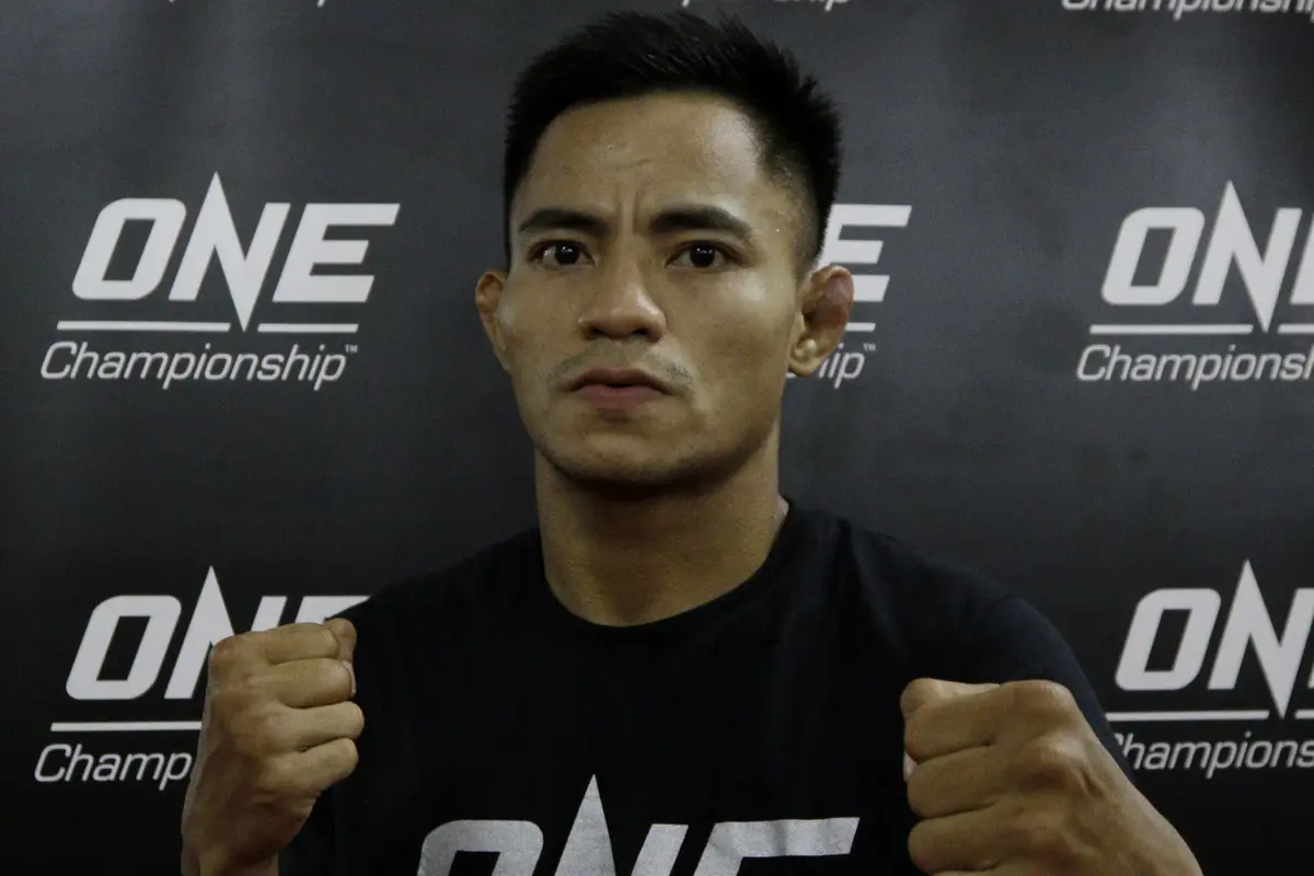 Petarung MMA, Stefer Rahardian, berpose usai latihan. (Bola.com/M. Iqbal Ichsan)