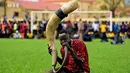 Seorang penonton membunyikan terompet tradisional saat Kompetisi Gulat Nasional Sudan Selatan di Stadion Juba, Sudan (20/4).Turnamen besar ini pernah dihentikan saat perang saudara terjadi pada bulan Desember tahun 2013. (CARL DE SOUZA / AFP)