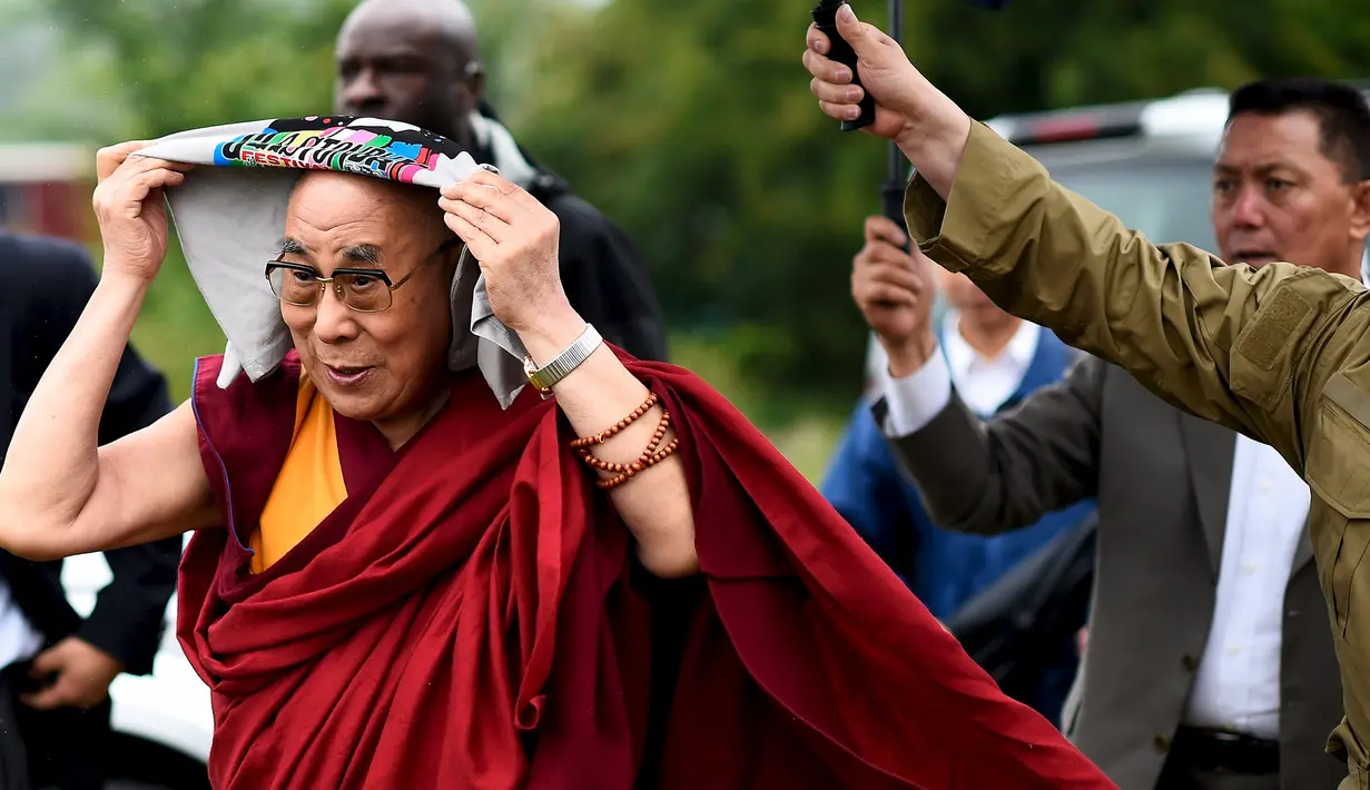 Pemimpin spiritual Tibet, Dalai Lama tiba menghadiri acara Glastonbury Festival, Inggirs, (28 /6/2015). Dalai Lama akan berulang tahun yang ke-80 pada 6 Juli 2015 nanti. Namun ia merayakannya lebih awal di Glastonbury Festival. (REUTERS/Dylan Martinez)