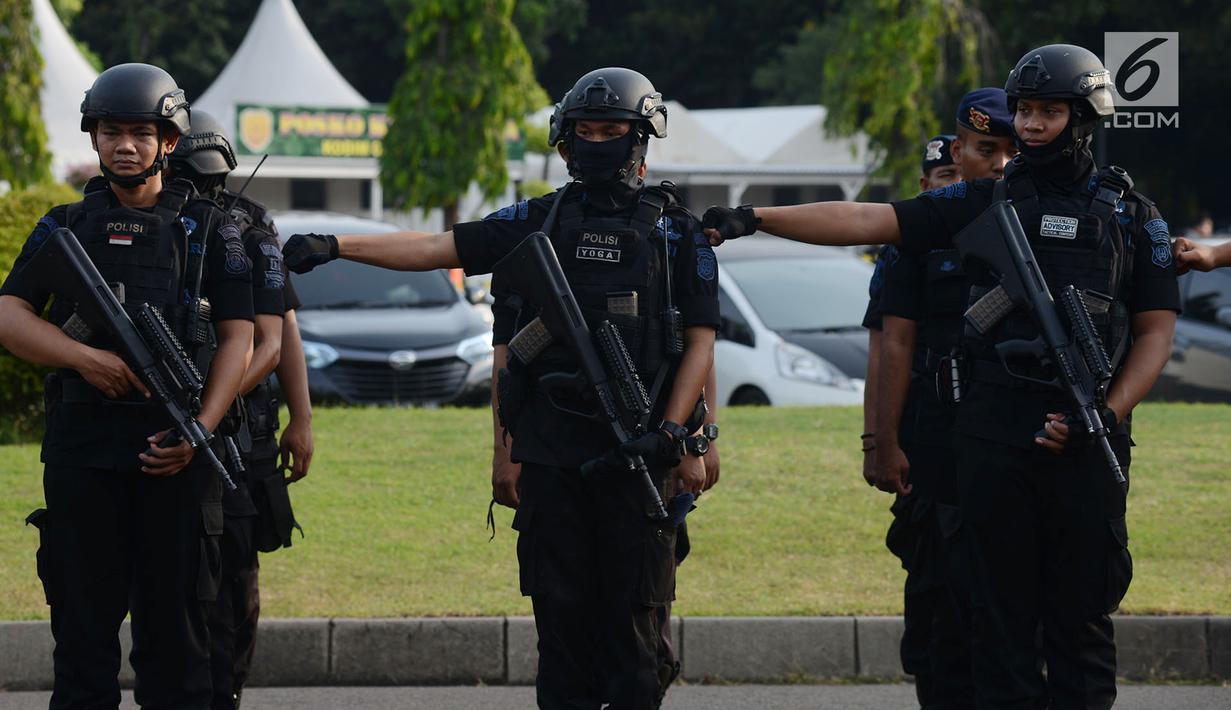 Aparat kepolisian saat mengikuti apel gelar pasukan pengamanan malam takbiran di Lapangan Silang Monas, Jakarta Pusat, Selasa (4/6/2019). Sejumlah titik di Jakarta Pusat yang diantisipasi antara lain Masjid Istiqlal, Bunderan HI, dan Jembatan Kuningan. (merdeka.com/Imam Buhori)