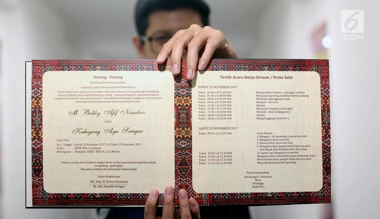 Bagian dalam undangan acara adat ngunduh mantu Bobby Nasution dan Kahiyang Ayu di Medan, Senin (20/11). Motif ulos tidak hanya ada di bagian sampul, namun juga di bagian isi undangan acara yang digelar mulai 24-26 November 2017. (Liputan6.com/Johan Tallo)