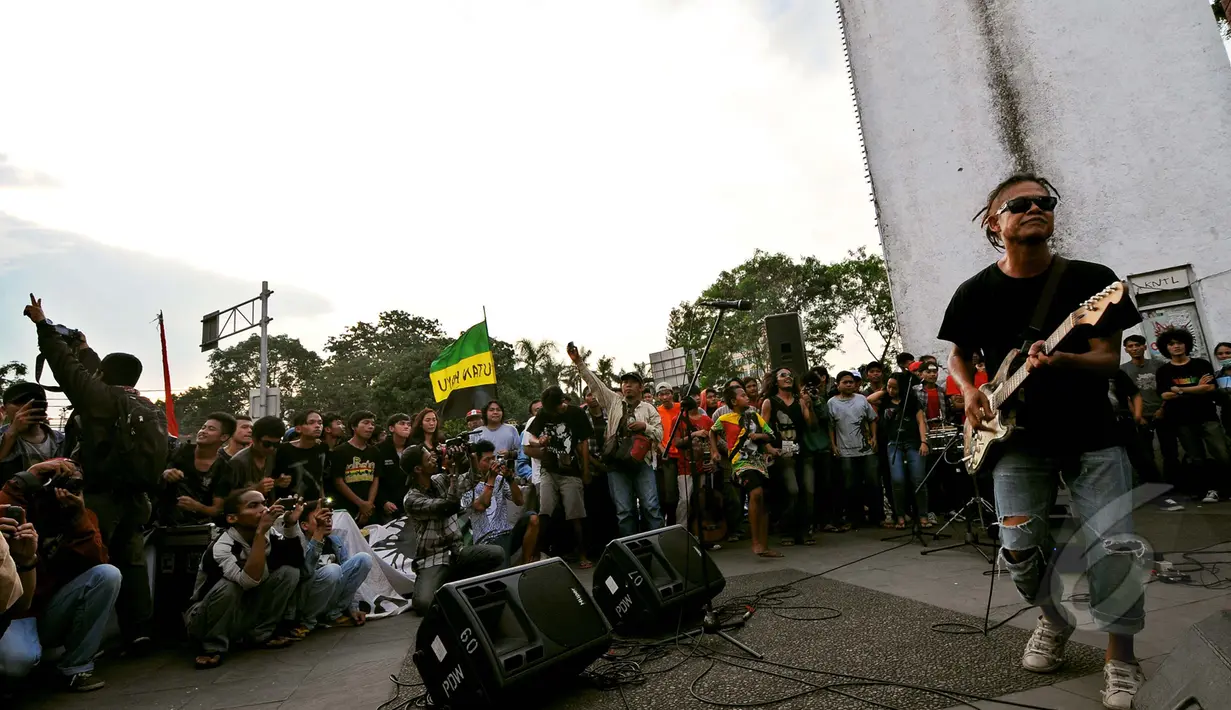 Suasana kehebohan konser 'MUSIK INDONESIA ASYIK TANPA INTRIK' dengan tema "AKULAH SEJARAH", Jakarta, Selasa (10/3/2015). (Liputan6.com/Faisal R Syam)