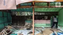 <p>Petugas membongkar ruko di Pasar Burung Barito, Kebayoran Baru, Jakarta Selatan, Jakarta, Selasa (10/5/2022). Pemerintah Kota Jakarta Selatan membongkar sejumlah ruko di Pasar Burung Barito untuk direnovasi. (Liputan6.com/Johan Tallo)</p>
