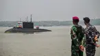 Para awak kapal selam UFA milik Angkatan Laut Rusia bersiap merapat di Dermaga Jamrud Utara, Pelabuhan Tanjung Perak, Surabaya, Jawa Timur, Kamis 7 November 2024. (JUNI KRISWANTO/AFP)