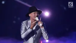 Penyanyi Anji saat membawakan lagu pada perayaan HUT Indosiar ke-23 di Jakarta Convention Center (JCC), Kamis (11/1). HUT Indosiar Bertema “Konser Raya 23 Tahun Indosiar Luar Biasa”. (Liputan6.com/Herman Zakharia)