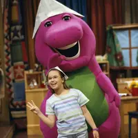 Foto ini diambil saat Demi Lovato tampil dalam acara Barney & Friends. Siapa yang masih ingat acara ini? (PBS/E! News)