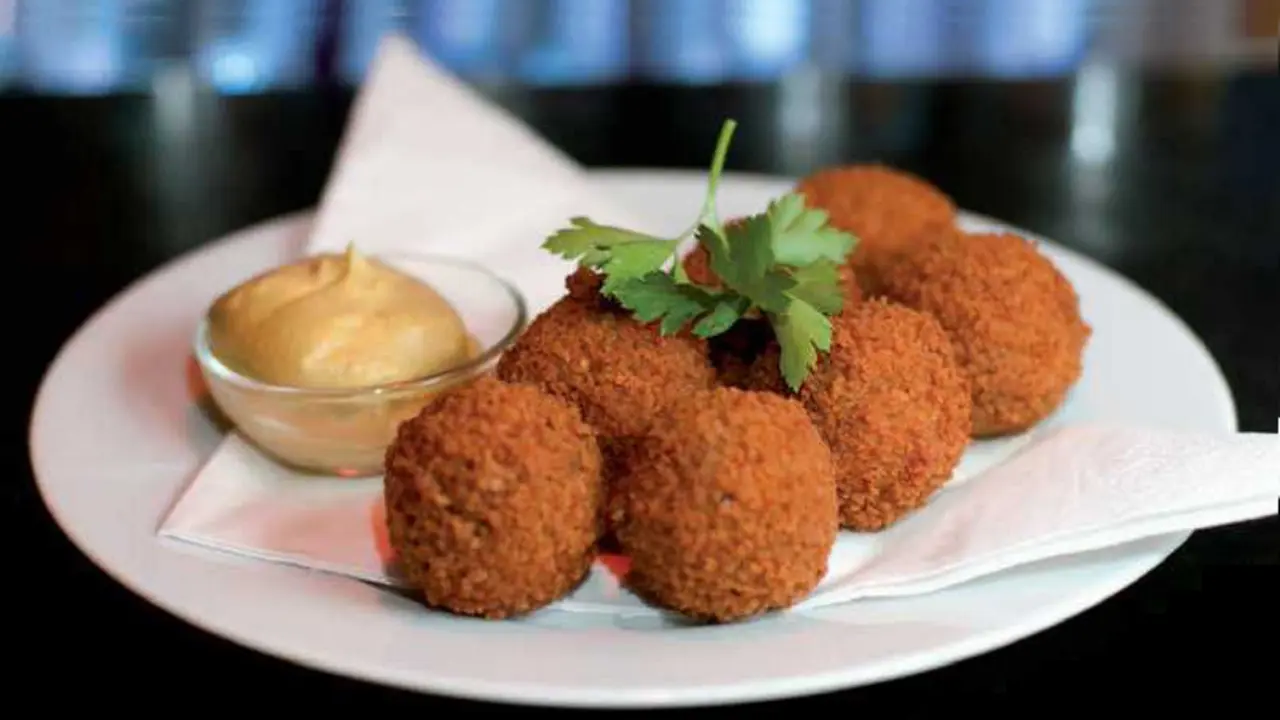 Kreasikan Kornet Sapi Jadi Bitter Ballen Renyah, Yuk!
