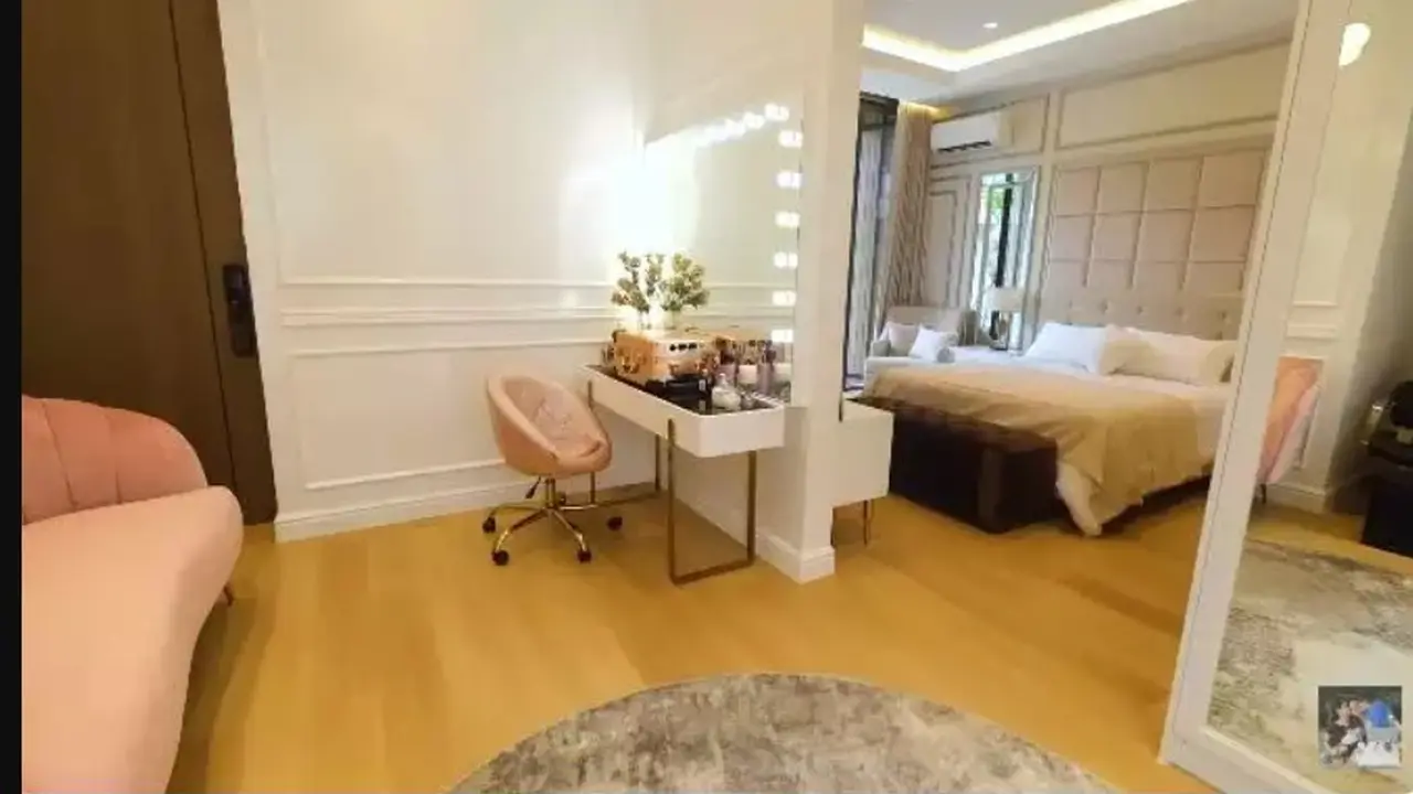 Menengok Salon Mini dan Ruang Make Up di Rumah Titi Kamal yang Terhubung dengan Kamar Tidur.