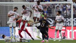 Pemain Real Madrid, Toni Kroos (tengah) melakukan tendangan bebas dihalau pemain Juventus pada laga uji coba pramusim di Camping World Stadium, Orlando, Florida, Amerika Serikat, Kamis (03/08/2023) WIB. (AP Photo/John Raoux)