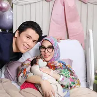 Dikenal penggemar Hermes, intip gaya mahal Syahrini saat momong Princess R [@princessyahrini].