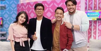 Penyanyi dangdut Ayu Ting Ting dikenal memiliki paling banyak follower di Instagram. Gerak gerik penyanyi dangdut asal Depok tak luput dari perhatian netizen. Belum lama ini, ia terlihat berfoto bersama dengan Andhika Kangen Band. (Instagram/ ruben_onsu)