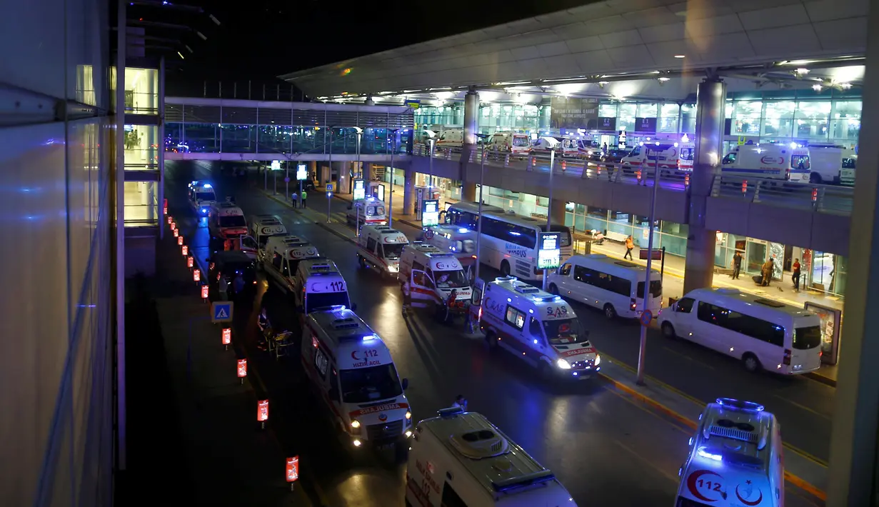 Sejumlah mobil ambulans didatangkan ke lokasi ledakan bom bunuh diri di Bandara Atarturk, Istanbul, Turki, Selasa (28/6). Ledakan bom tersebut terjadi di area kedatangan bandara, di mana pelaku berjumlah tiga orang. (REUTERS/Osman Orsal)