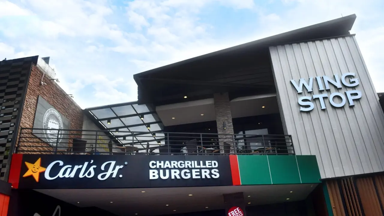 Menikmati Ayam Goreng dan Burger Favorit dalam Satu Gerai yang Sama