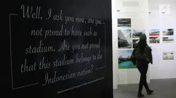 Kutipan pernyataan Presiden Soekarno saat seremoni pembukaan Stadion Utama dipamerkan di area Stadion GBK, Jakarta, Rabu (29/8). Sejumlah dokumentasi pembangunan stadion dicetak dan bisa dilihat warga. (Liputan6.com/Helmi Fithriansyah)