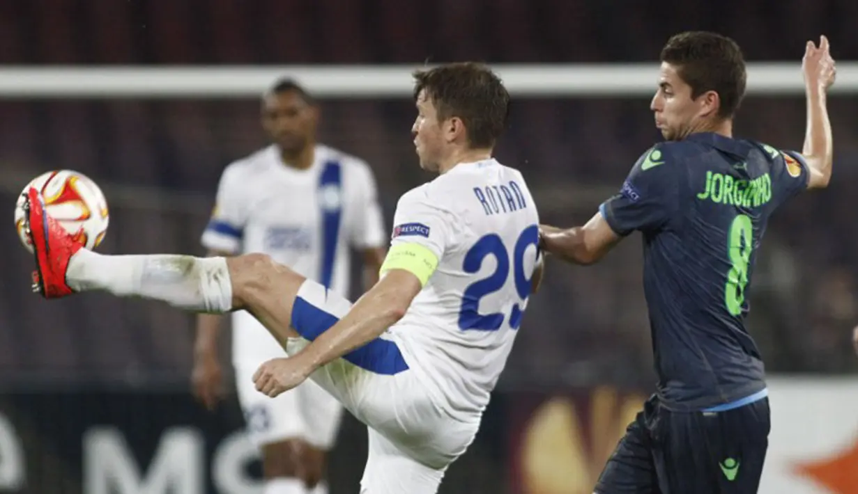 Gelandang Dnipropetrovsk, Ruslan Rotan (kiri) mengontrol bola dari kejaran gelandang Napoli Jorginho pada leg pertama semifinal Europa League di Stadion San Paolo, Kamis (7/5/2015). Napoli bermain imbang 1-1 atas Dnipropetrovsk.  (AFP PHOTO/Carlo Hermann)