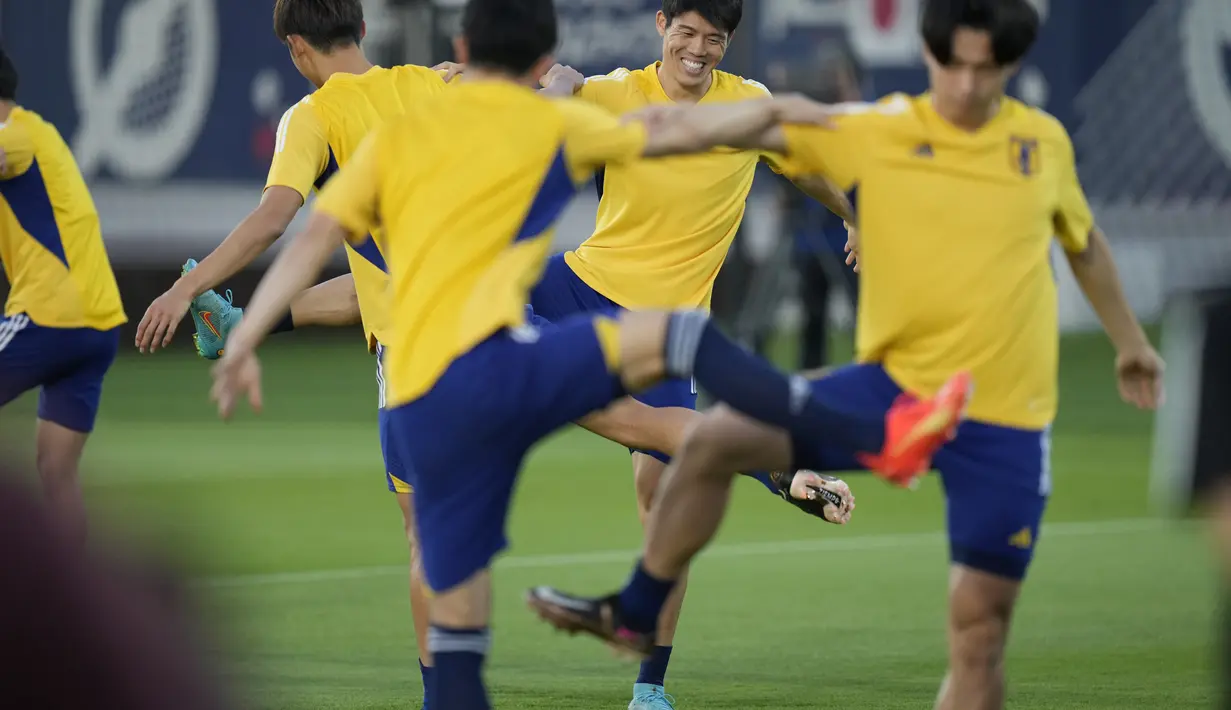 Para pemain melakukan pemanasan saat latihan sesi latihan tim di Doha, Qatar, Minggu, 4 Desember 2022. Pertandingan Jepang vs Kroasia di babak 16 besar Piala Dunia 2022 akan berlangsung mulai pukul 22.00 WIB. (AP Photo/Eugene Hoshiko)