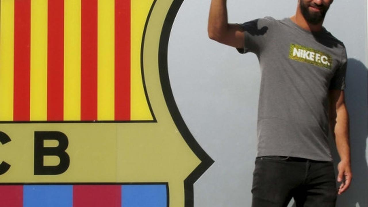 Wajah semringah Arda Turan tiba di markas Barcelona