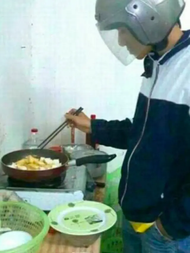 6 Kelakuan Absurd Bapak-Bapak Saat Masak, Siap-Siap Ketawa Geli
