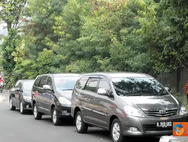 Citizen6, Jakarta: Seharusnya himbauan dilarang parkir sembarangan perlu ditingkatkan, sehingga mobil yang parkir sembarang di tindak tegas. Seperti beberapa mobil yang terparkir di jalur proyek monorail di depan gedung DPR/MPR. (Pengirim: Prasepta)