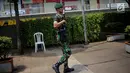Seorang anggota TNI berpatroli di kawasan perbelanjaan Glodok, Jakarta, Rabu (17/4). Pada hari pencoblosan Pemilu 2019, pusat perbelanjaan di kawasan Glodok tutup dan dijaga aparat. (Liputan6.com/Faizal Fanani)