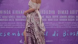 Begitu pula dengan desain kain batik Jawa ini yang dikenakan sebagai gaun panjang ia terlihat anggun. Lewat gala premiere film Yuni tahun 2021, namanya kian melejit. (Liputan6.com/IG/@arawindak)