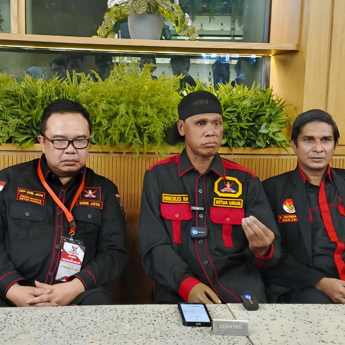 Ketua Umum DPP Grib Jaya, Hercules Rosario de Marshal (tengah) (Istimewa)