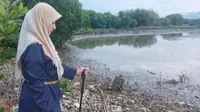 Putri Mehran memandang tumpukan sampah di Kampung Pande, yang merupakan bekas lokasi Istana Darul Makmur berdiri. (Liputan6.com/ Rino Abonita)