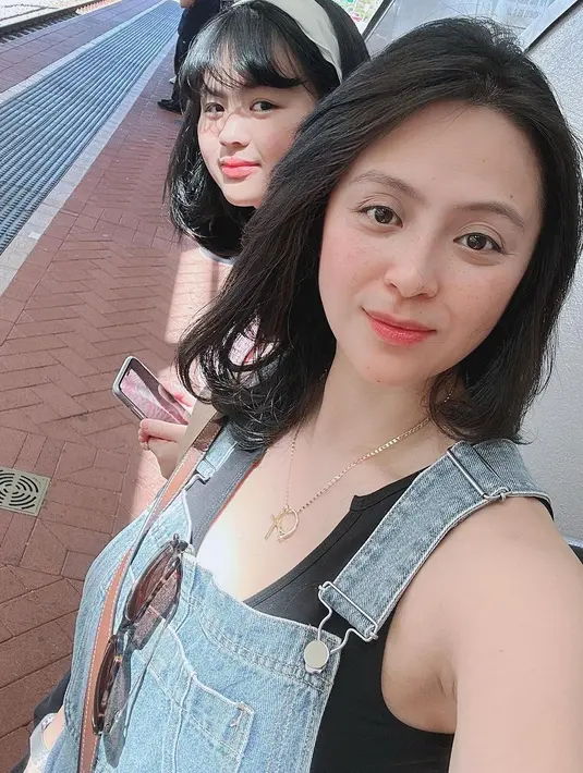 Dihimpun dari berbagai sumber, selain sebagai seorang ibu dan seorang istri, Jill juga banting stir menjadi perawat. Ia bekerja sebagai asisten perawat di Australia.  [Instagram/carissajill]