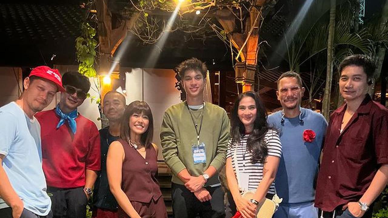 7 Potret Anak Maudy Koesnaedi Nonton Konser, Perlihatkan Sisi Humor yang Jarang Tersorot