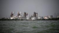 Sebuah pabrik pengolahan minyak milik perusahaan negara Petroleos de Venezuela (PDVSA) difoto di Maracaibo, Negara Bagian Zulia, Venezuela, pada 11 Juli 2024. (Federico PARRA/AFP)