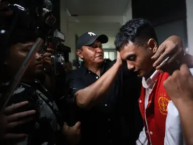Vadel Badjideh usai mengikuti sidang pembacaan putusan terkait kasus pelecehan seksual dan aborsi terhadap anak artis Nikita Mirzani, Laura Meizani alias Lolly, di Pengadilan Negeri Jakarta Selatan, Rabu (1/10/2025). (Kapanlagi.com/Budy Santoso)