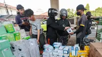 Masker Laris Diburu Warga di Tengah Abu Vulkanik