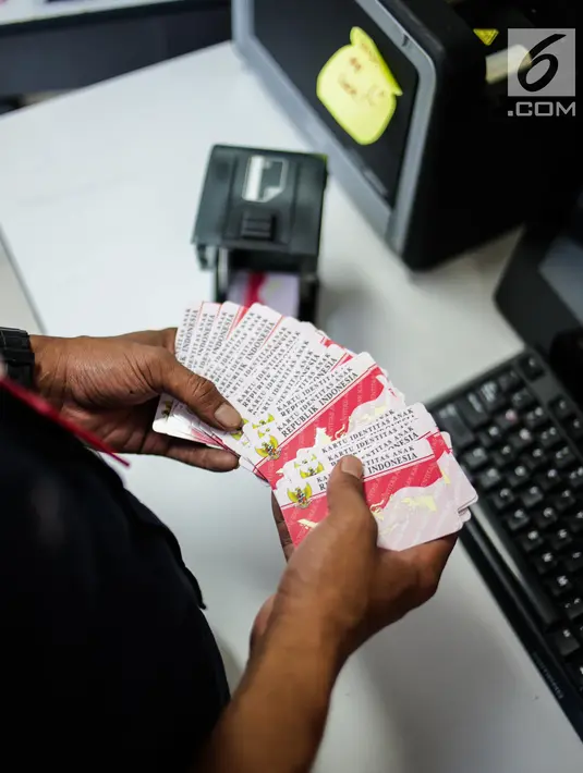 Petugas memperlihatkan Kartu Identitas Anak (KIA) di Kantor Suku Dinas Kependudukan dan Pencatatan Sipil (Dukcapil) Jakarta Pusat, Selasa (27/11). Tahun 2019, Dukcapil Jakarta Pusat menargetkan 300.000 KIA dicetak. (Liputan6.com/Faizal Fanani)