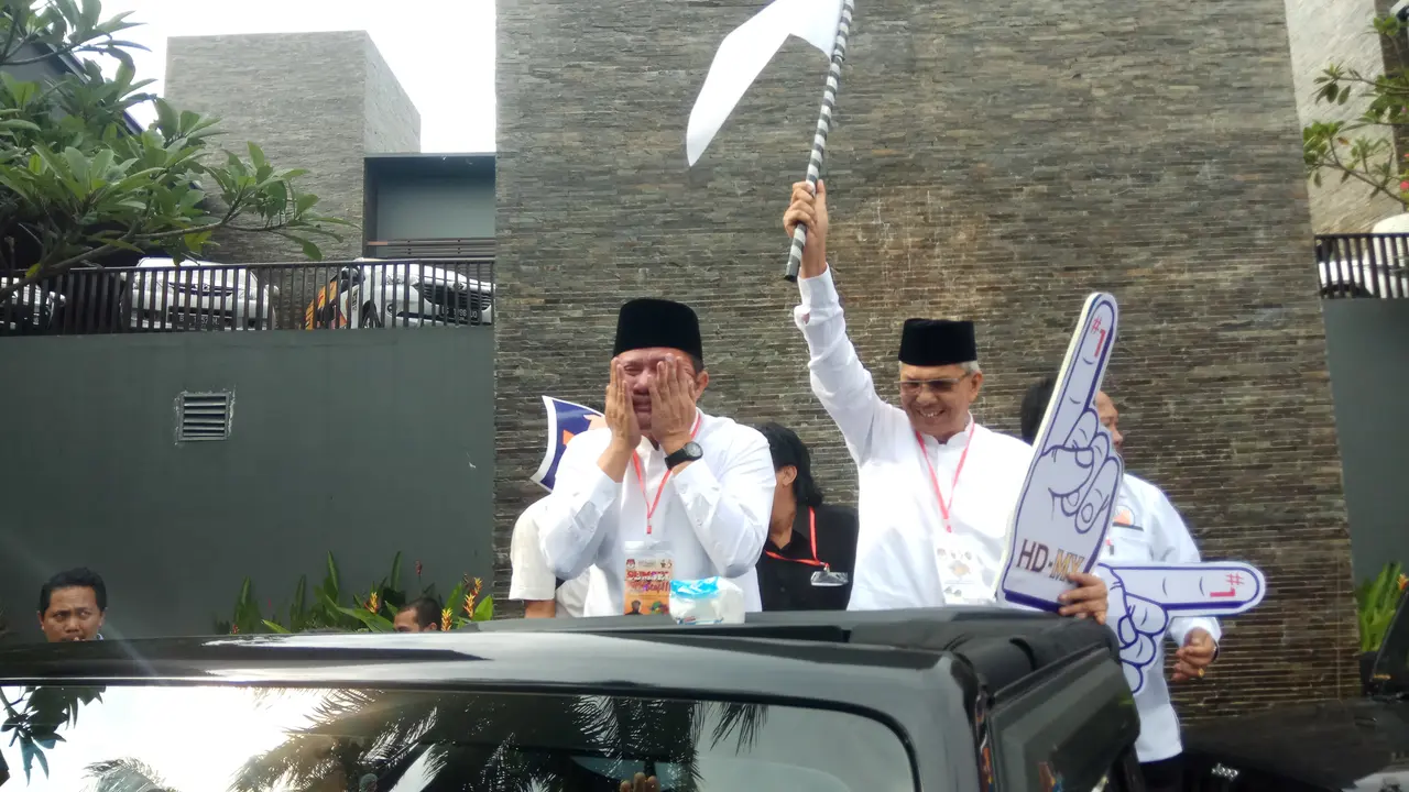 Sunblock Anti Hitam Ala Cagub Saat Sosialisasi Nomor Urut Pilkada Sumsel