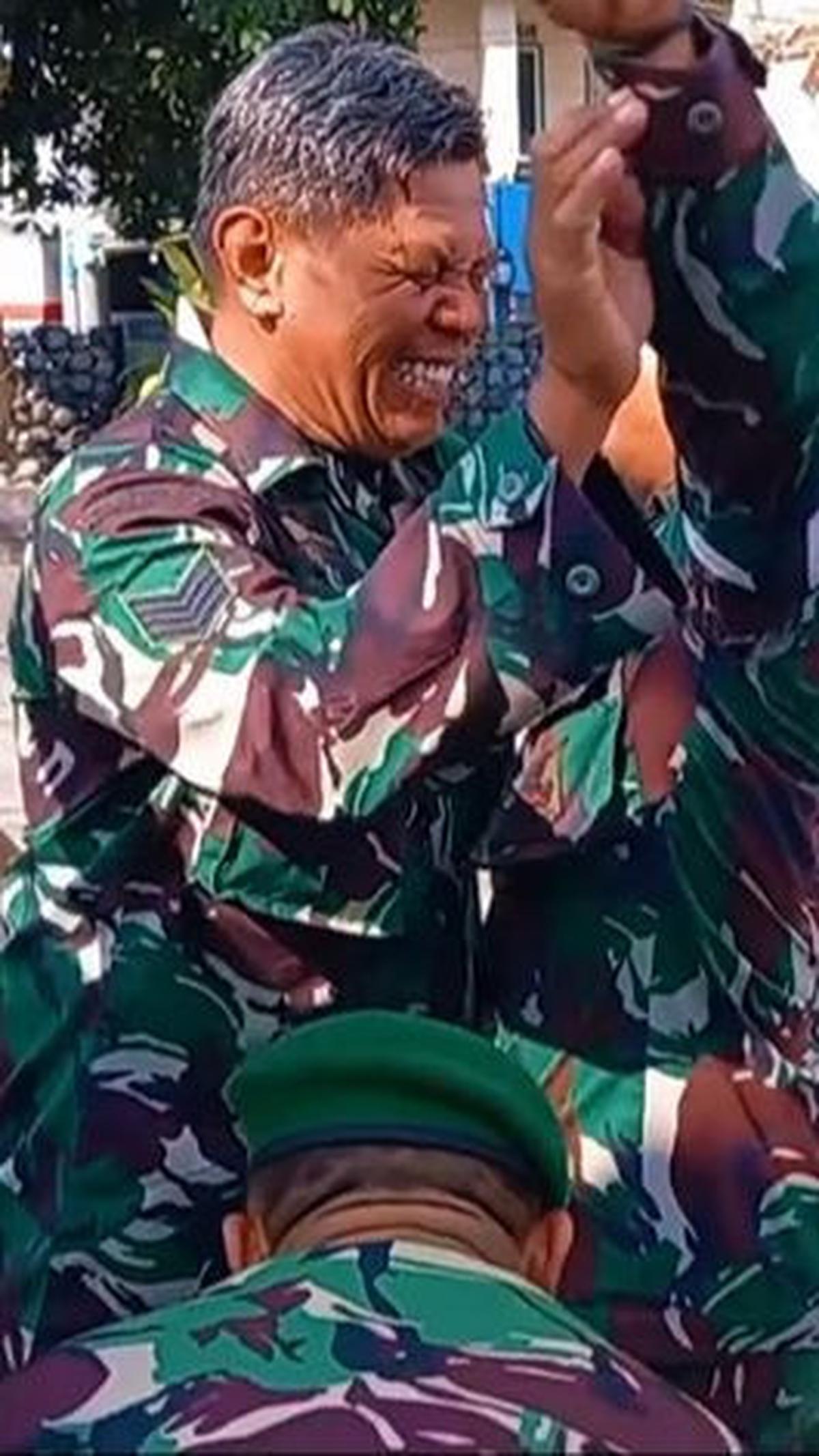 "Serma M. Buang Waroka beberapa hari menjelang Pensiun di 1 Des 2023 melaksanakan Long March sejauh 50 KM dari Malambong ke Kodim 0611/Garut. Berhasil mencapai garis Finish Pkl.15.00 Wib dalam keadaan selamat &amp; aman. SEMOGA MENDAPAT APRESIASI KENAIKAN