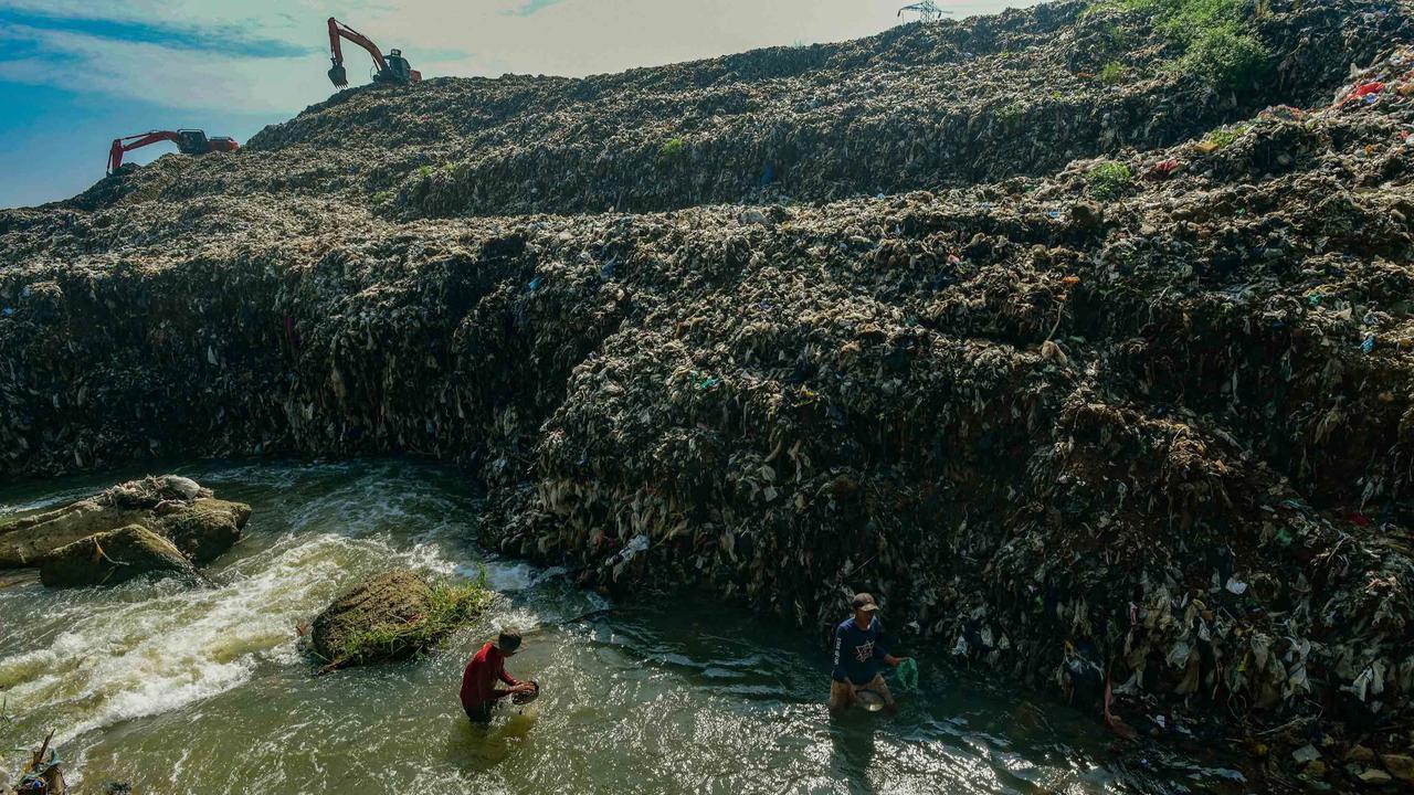 FOTO: Aliran Kali Pesanggrahan Menyempit Akibat Longsoran Sampah TPA Cipayung