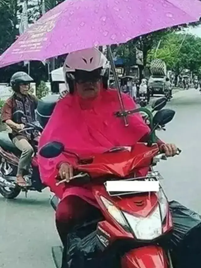 6 Potret Aksi Cewek Hindari Panas ketika Naik Motor Ini Kocak, Relate Banget