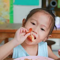 ilustrasi anak makan udang/copyright Shuttertsock
