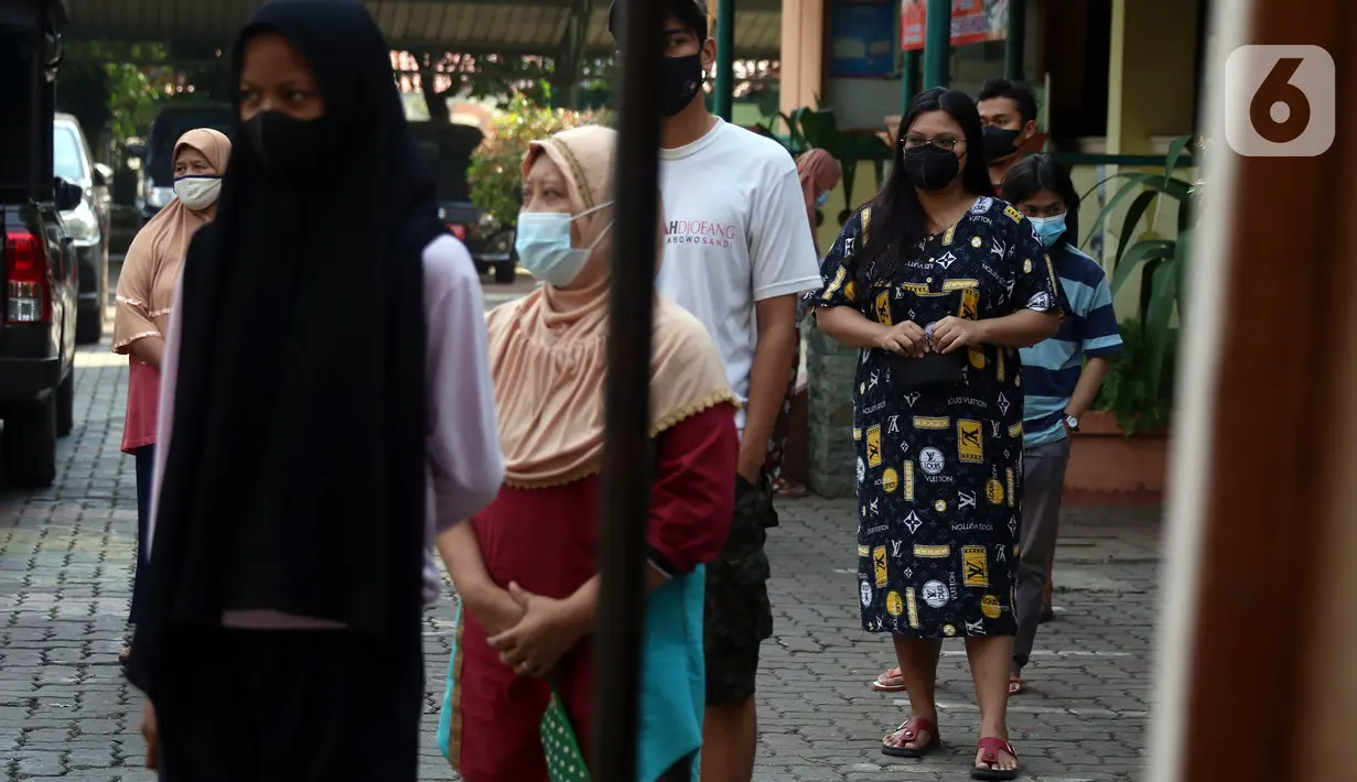 Warga antre untuk melakukan penarikan uang bantuan sosial tunai (BST) di ATM Bank DKI di Jakarta, Selasa (20/7/2021). Pemprov DKI Jakarta resmi mencairkan BST kepada warga DKI Jakarta. (Liputan6.com/Angga Yuniar)