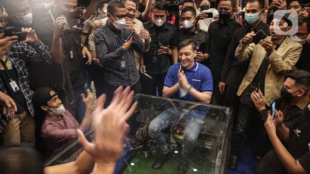 Mesut Ozil Sapa Penggemar di Jakarta